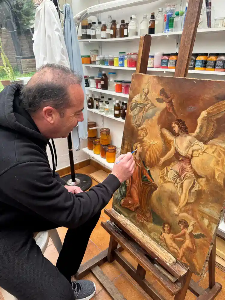 Charlie prenant plaisir à restaurer un tableau