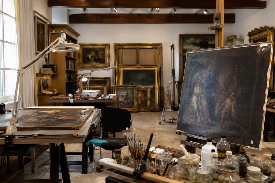 Intérieur de l'atelier de restauration de tableaux à Nice_900x600 Vu de l'intérieur de l'atelier de restauration de tableaux à Nice de l'entreprise Les Ateliers des Arts